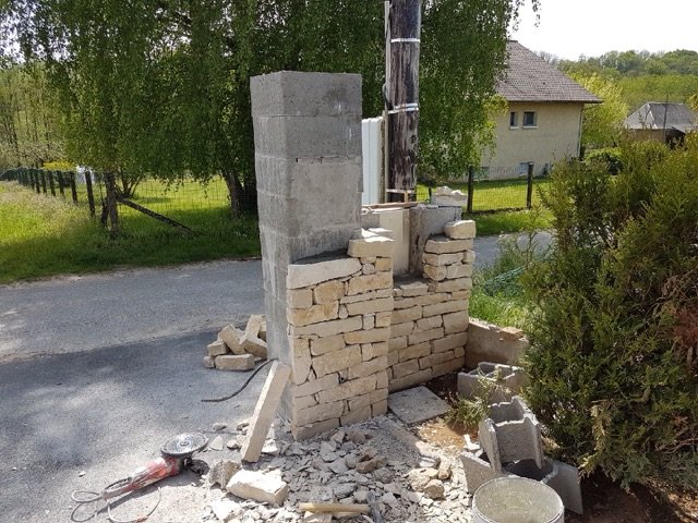 Habillage en pierre d'un pilier en béton avec joint de pierre - BOURGOIN JALLIEU